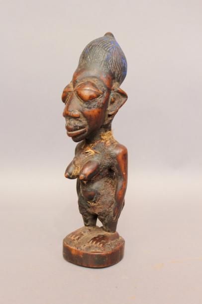 null Ibeji féminin, Yoruba, Nigéria.
Bois sculpté, patine crouteuse et plume.
Haut.:...