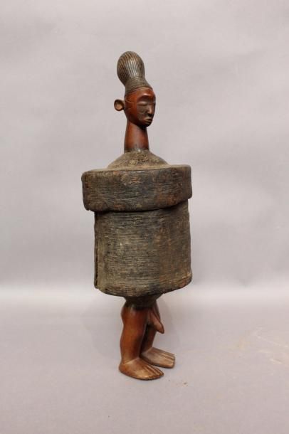 null Boîte à ossements, style Mangbetu, RDC.
Ecorce et bois sculpté.
Haut.: 46 c...