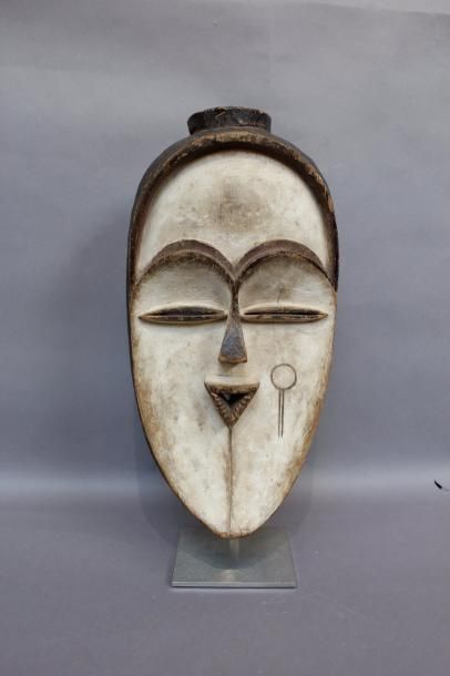 null Grand masque, style Fang ou Vuvi, Gabon, en bois sculpté, bois noirci et Ka...