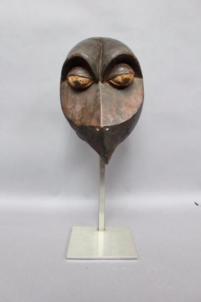 null Masque zoomorphe, Nigéria.
Bois sculpté et patiné.
Haut.: 31 cm. (Accidents...