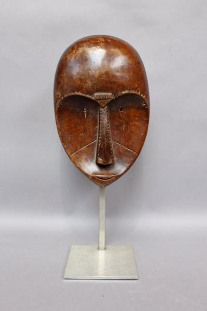 null Masque style Lega, RDC.
Bois sculpté.
Haut.: 32 cm.
 