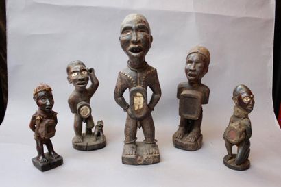 null Six fétiches à charges et miroirs en bois sculpté.
Style Congo