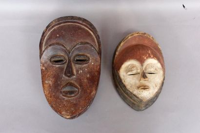 null Deux masques en bois sculpté style Gabon. pigment et Kaolin.
Haut.: 30 et 36...