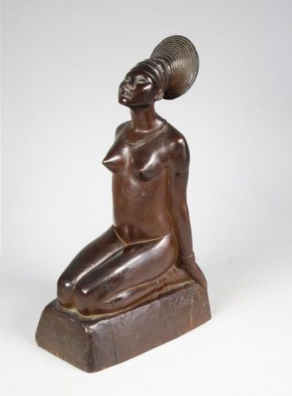 Eloi Emile ROBERT (1881 - 1949) 
Femme Mangbetu agenouillée,1927.
Rare sculpture...