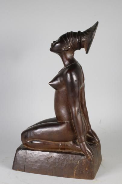 Eloi Emile ROBERT (1881 - 1949) 
Femme Mangbetu agenouillée,1927.
Rare sculpture...