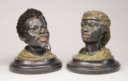 null Paire d'encriers au couple de nubiens en bronze peint et tissu sur l'un. Socles...