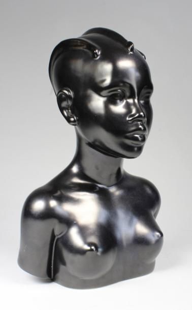 Pierre MEAUZÉ (1913 - 1978) 
Buste de jeune africaine.
Epreuve en céramique émaillée...