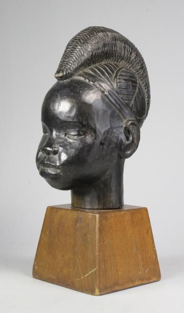 Roger FAVIN (? - 1990) 
Tête de jeune femme africaine.
Sculpture sur bois en taille...