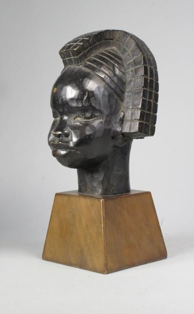 Roger FAVIN (? - 1990) 
Tête de femme africaine.
Sculpture sur bois en taille directe...