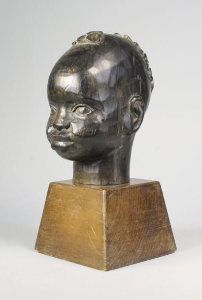 Roger FAVIN (? - 1990) 
Tête enfant africain.
Sculpture sur bois en taille directe...