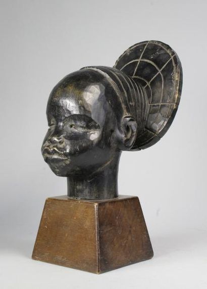 Roger FAVIN (? - 1990) 
Tête femme africaine «Mangbetu».
Sculpture sur bois en taille...