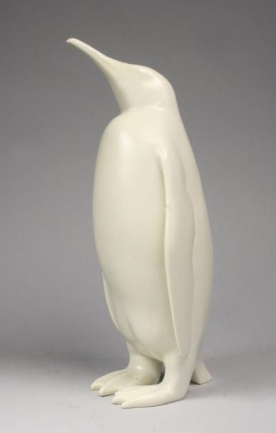 Armand PETERSEN (1891 - 1969) 
Pingouin Empereur Manchot (1930).
Epreuve en porcelaine...