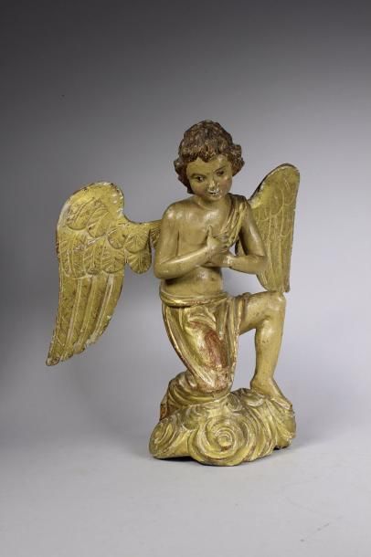 Ecole fin XVIIIe siècle 
Ange aux ailes déployées.
Sujet décoratif en bois sculpté,...