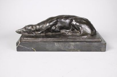 Henri VALLETTE (1877-1962) 
Levrier couché.
Epreuve en bronze à patine brun foncé....