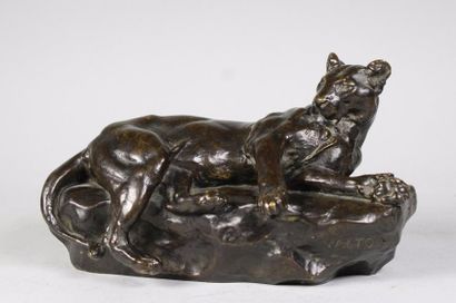 Charles VALTON (1851-1918) 
Lionne couchée.
Epreuve en bronze à patine brun nuancé....