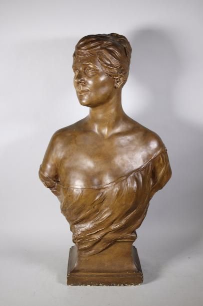 Louise OCHSE (XIXe - XXe siècle) 
Buste de femme.
Plâtre patiné signé.
Haut. 80 ...