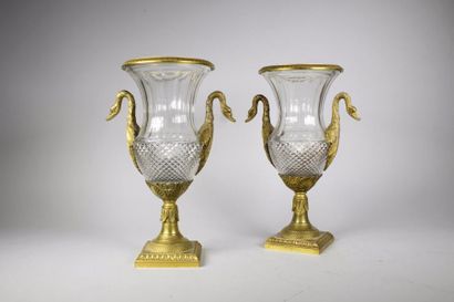null Paire de vases balustres en cristal moulé, monture en bronze doré à décor de...
