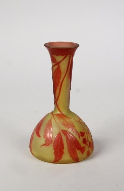 Emile GALLE (1846- 1904) 
Petit vase à panse évasé et haut col en verre multicouche...