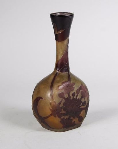 Émile GALLÉ (1846-1904) 
Vase à panse aplatie et haut col en verre multicouche dégagé...