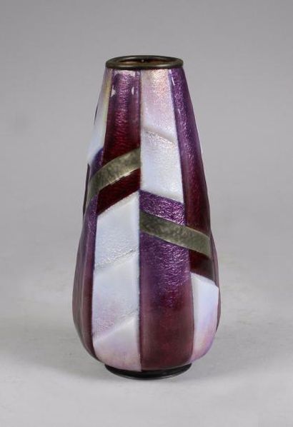 Camille FAURÉ (1874-1956) 
Vase de forme balustre en cuivre émaillé, feuille d'argent...