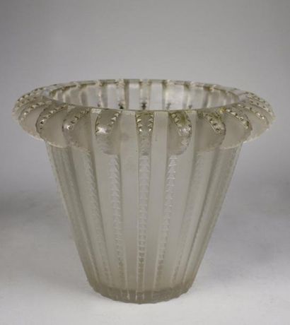 LALIQUE 
Vase "Royat". Verre blanc pressé-moulé.
Haut.: 15,5 cm. Bibl.: Catalogue...