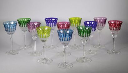 SAINT LOUIS 
Suite de douze verres en cristal de couleur.
