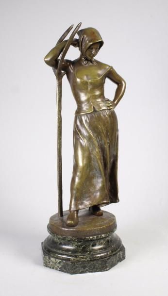 Alfred BOUCHER (1850 - 1934) 
La faneuse.
Epreuve en bronze à patine brun clair nuancé....