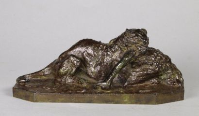 Christophe FRATIN (1800 - 1864) 
Lionne à l'autruche.
Epreuve en bronze à patine...