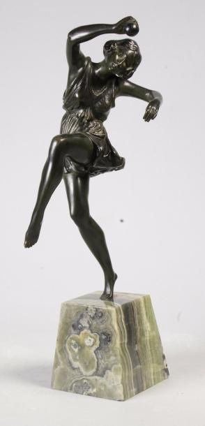 Pierre LE FAGUAYS (1892 - 1962) 
Danseuse à la balle.
Epreuve en bronze à patine...