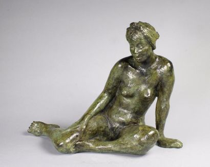 Marie-Josèphe BOURRON (1931 - 2012) 
Femme assise.
Epreuve en bronze à patine vert....