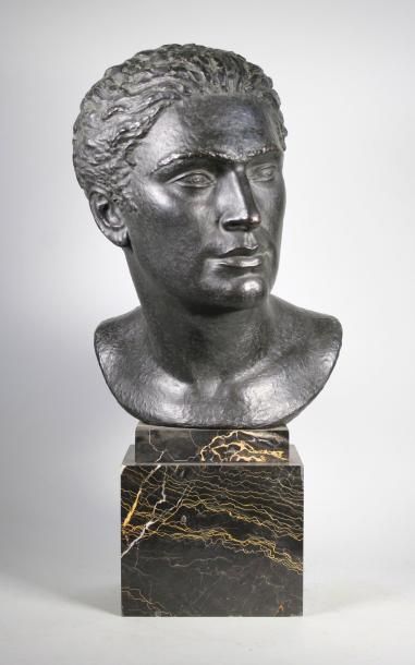 Lucien GIBERT (1904 - 1988) 
Buste d'homme.
Epreuve en bronze à patine brun foncé...