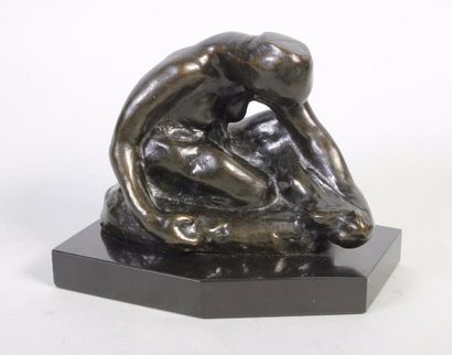 AUGUSTE RODIN (1840 - 1917) 
Nu Féminin assis se tenant le pied gauche.
Epreuve en...