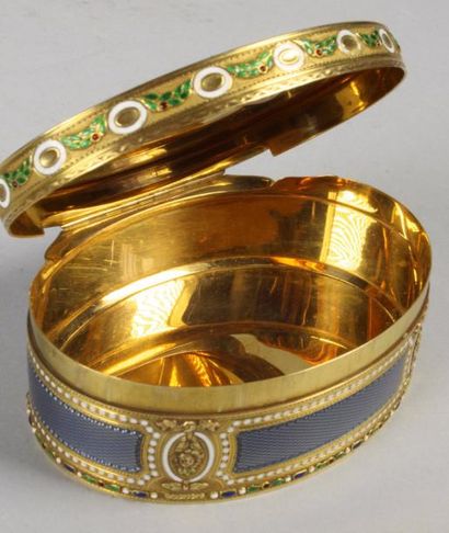  Boîte de prestige de forme ovale en or de trois tons 18K (750°) guillochée et partiellement...