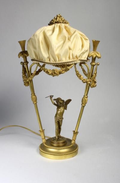 Henri BEAU (XIXe siècle) Lampe en bronze doré à décor de guirlande fleuries et flambeaux.
Orné...