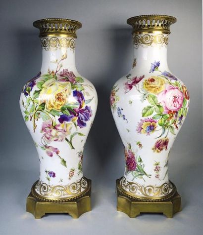 null Manufacture de Sèvres. Paire de vases balustres en porcelaine à décor de fleurs...