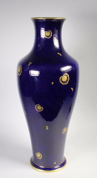 SÈVRES Important vase balustre à décor de feuilles de ginkgo en rehaut d'or sur fond...
