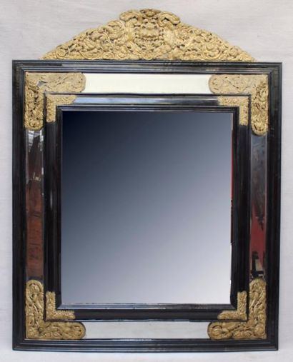 null Important miroir «Hollandais» à double encadrement et fronton en bois noirci...