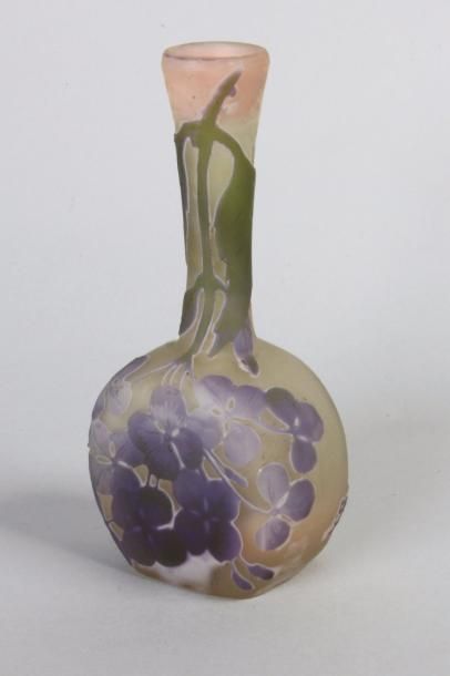 GALLE Vase à panse aplatie et haut col en verre multicouche à décor dégagé à l'acide...