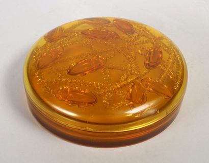 René LALIQUE Boîte cleones ou scarabées, (modèle de 1921) en verre moulépressé teinté...