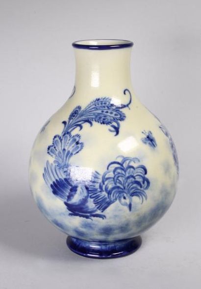 Marcel Prunier pour Sèvres circa 1947 Vase à panse globulaire en porcelaine à décor...