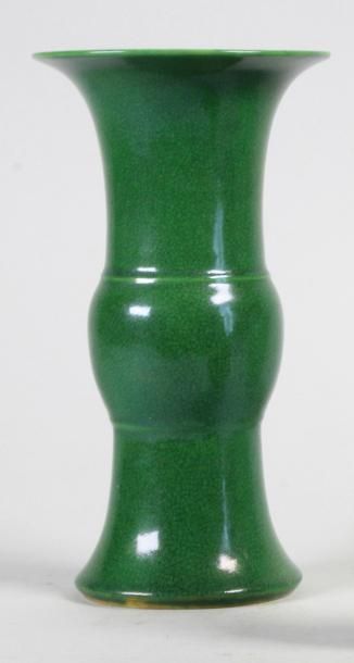null Vase de forme ovoïde en porcelaine craquelée vert. Chine XIXe siècle.
Haut.:...