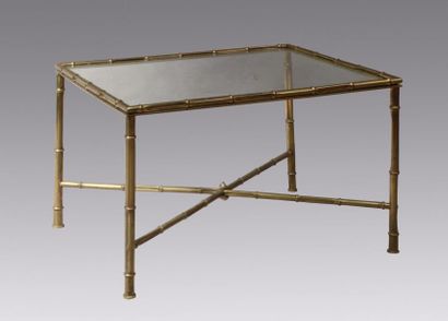BAGUÈS (Dans le goût de) Table basse de forme rectangulaire métal doré à décor de...