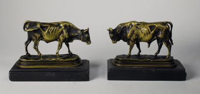 ÉCOLE fin du XIXe siècle 
Vache et taureau.
Deux épreuves en bronze à patine brun...