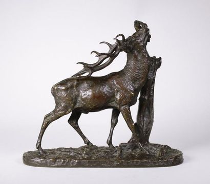 Pierre-Jules MENE (1810 - 1879) 
Cerf à la feuille.
Epreuve en bronze à patine brun...