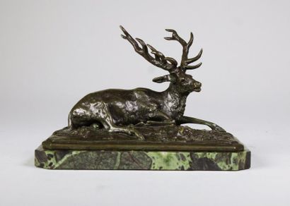 Christophe FRATIN (1800 - 1864) 
Cerf allongé.
Epreuve en bronze à patine brun foncé...