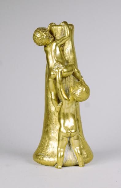 LERCHE (Ecole vers 1900) 
Vase soliflore aux enfants.
Epreuve en bronze dépatiné....