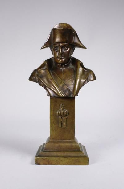 Ecole française fin XIXe siècle 
Buste de Napoléon.
Epreuve en bronze à patine brun...