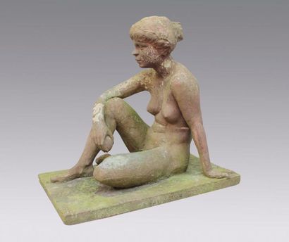 Gabor MIKLOSSY (1912-1998) (d'après) 
Jeune fille nue assise.
Sculpture de jardin...