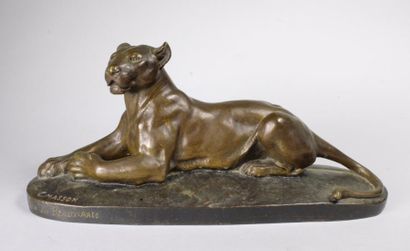 Clovis-Edmond Masson (1838 - 1913) 
Lionne couchée.
Epreuve en bronze à double patine....