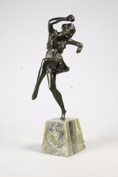 Pierre LE FAGUAYS (1892 - 1962) 
Danseuse à la balle.
Epreuve en bronze à patine...